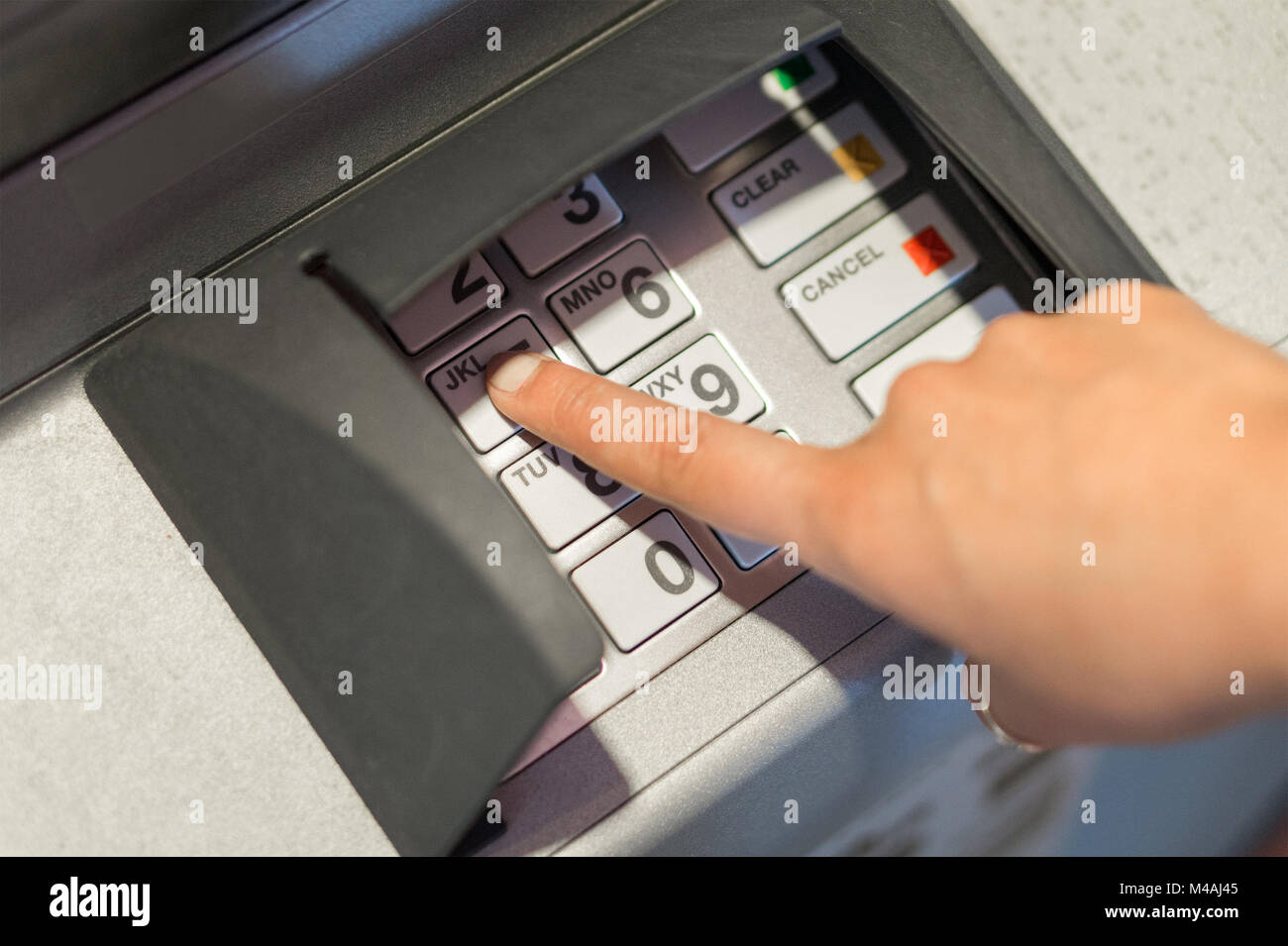 Frau Eingabe Ihrer PIN-Code an Geldautomaten. Geld und Bargeldbezug Konzept. Auf Tasten und Tastatur Hand. Stockfoto