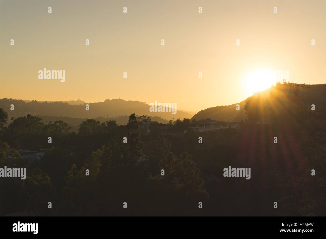 Goldene Stunde Sonnenuntergang Landschaft Blick auf die Hügel. Stockfoto