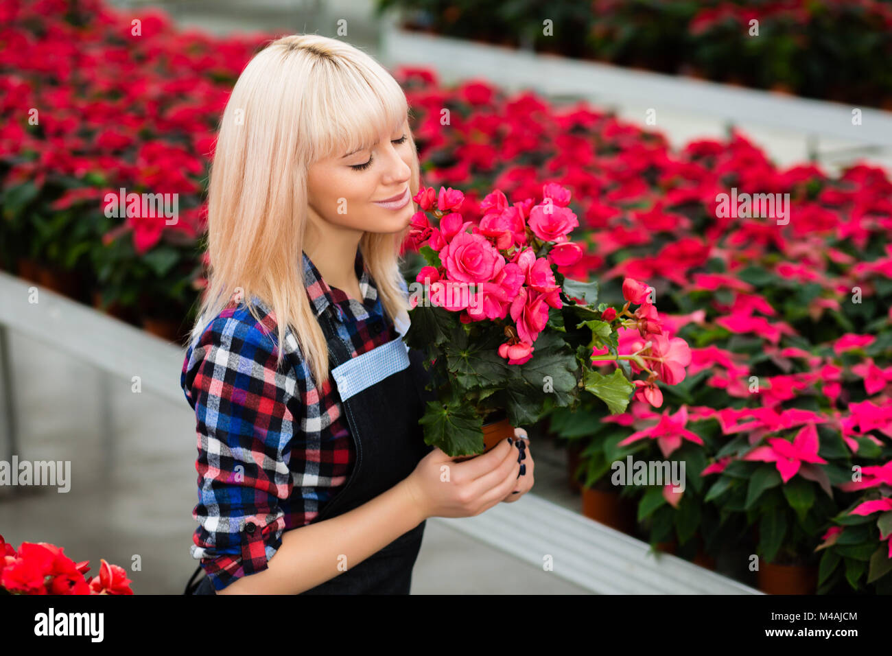 Frau genießen Sie den Duft der Blumen Stockfoto