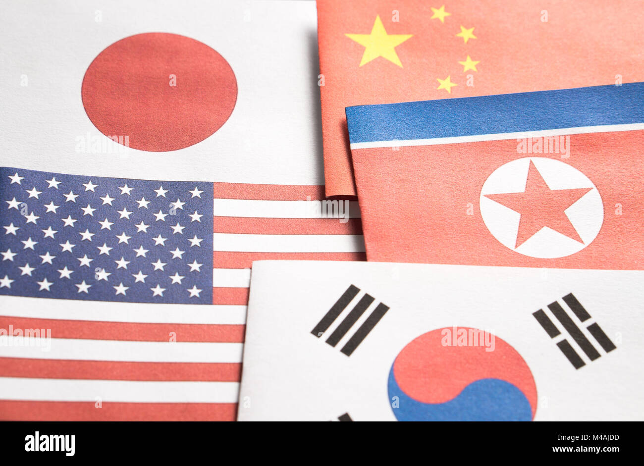 Die Fahne von Nordkorea, Südkorea, USA von Amerika (USA), Japan und China aus Papier. Stockfoto