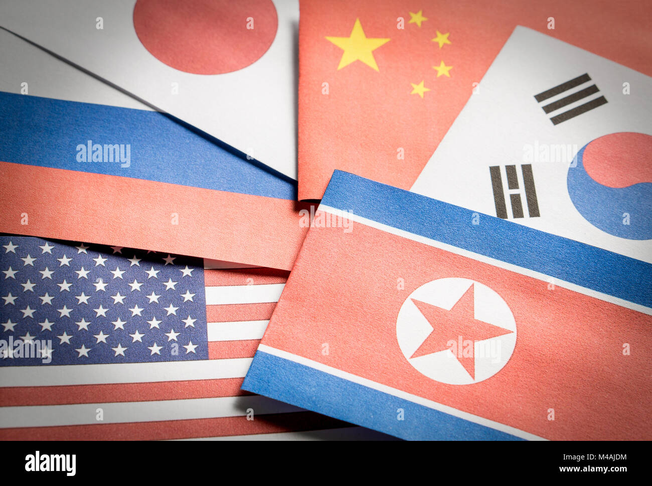 Die Fahne von Nordkorea, Südkorea, USA von Amerika (USA), Russland, Japan und China aus Papier. Stockfoto