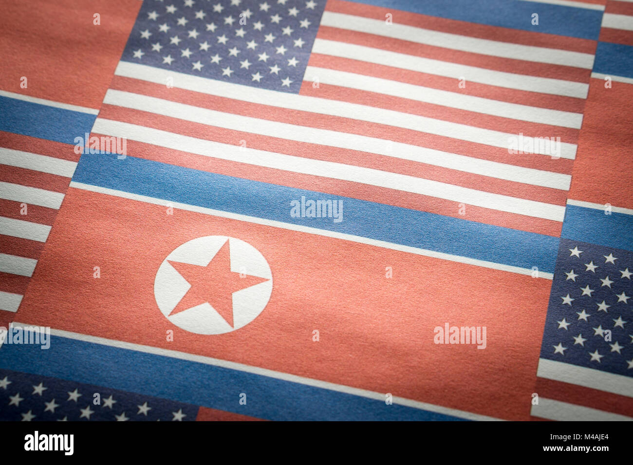 Die Flagge der Vereinigten Staaten von Amerika (USA) und Nordkorea auf einem Zerknitterten raues Papier Textur. Stockfoto