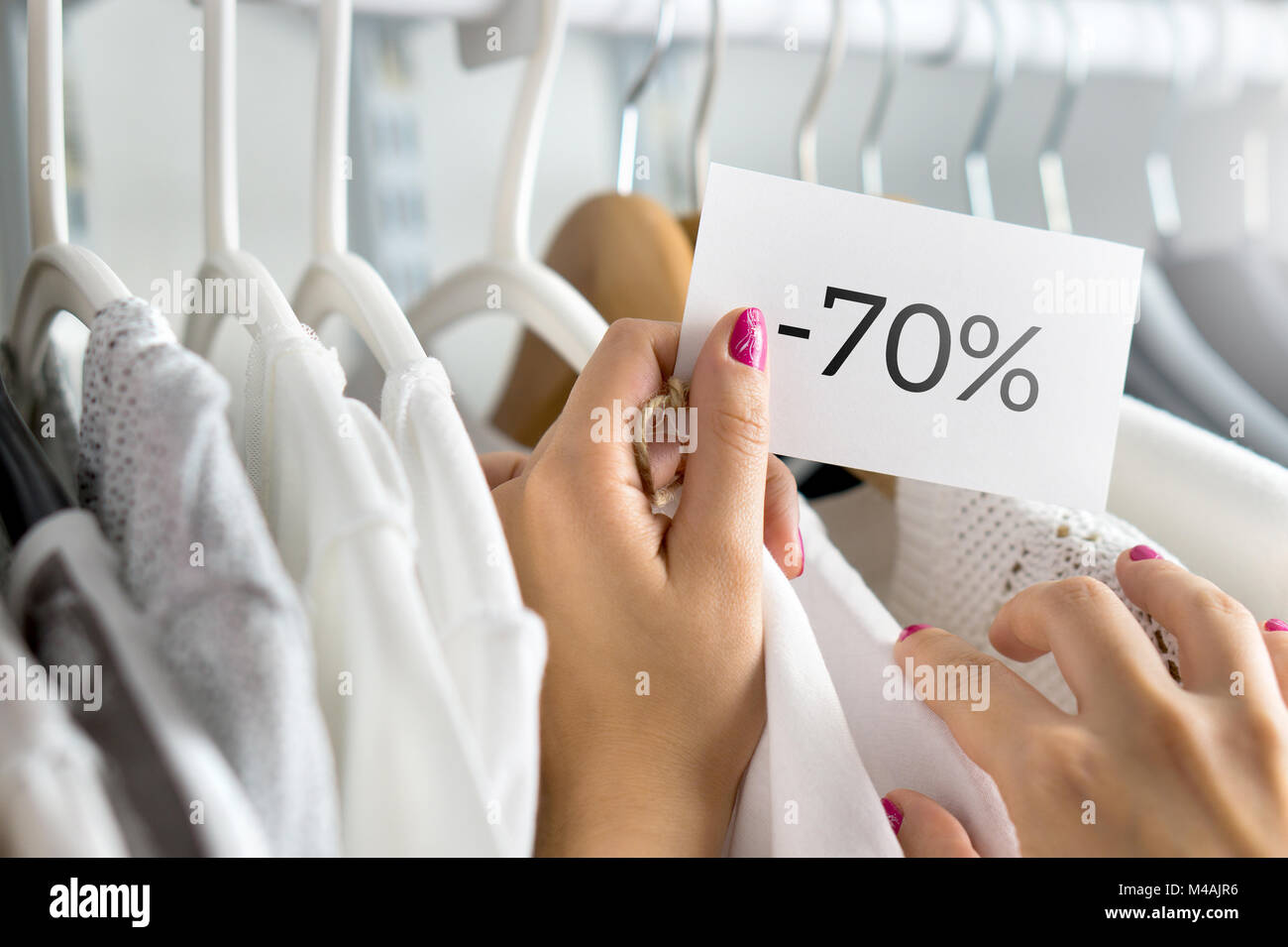 Weibliche Kunden surfen Kleidung in einem Shop. Stockfoto