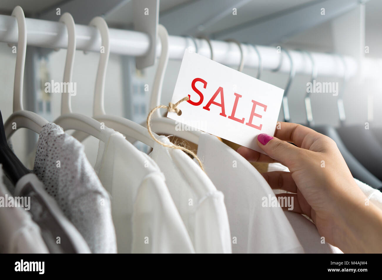 Weibliche Kunden surfen Kleidung in einem Geschäft oder Auslass Stockfoto