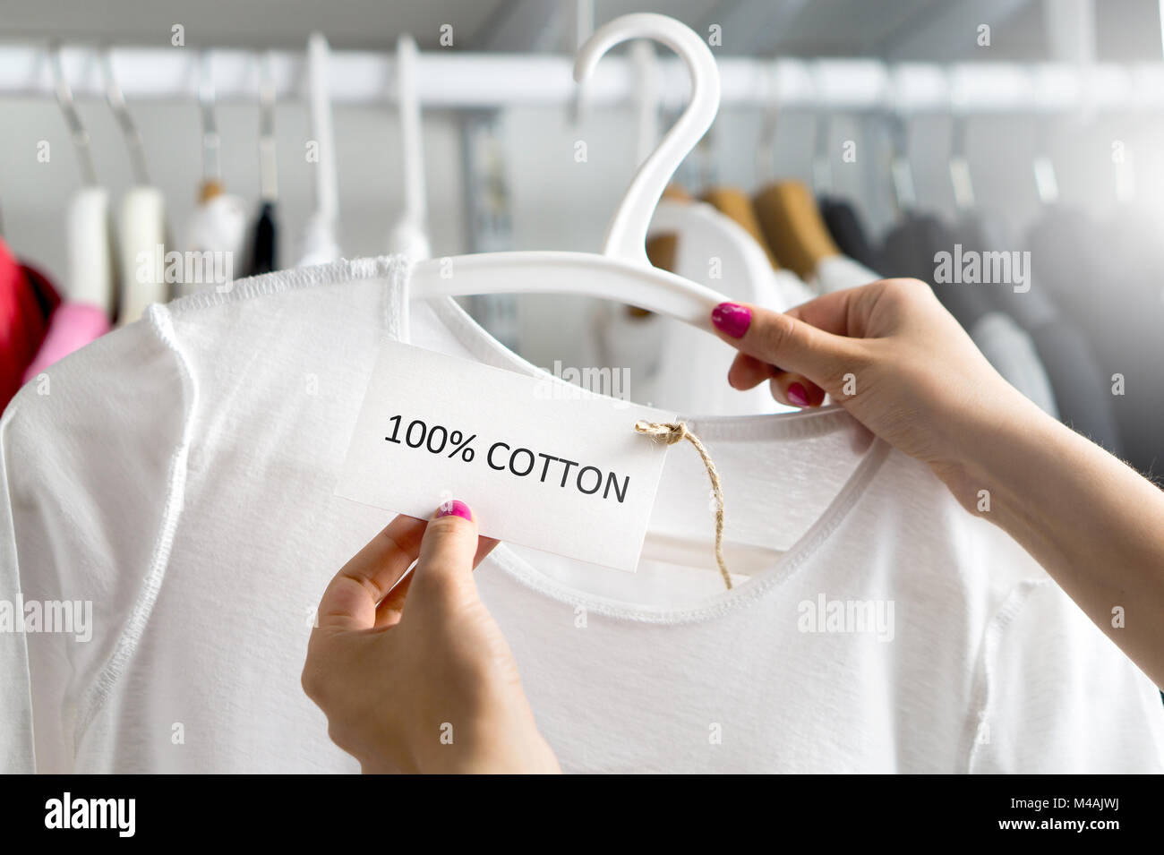 T-Shirt aus 100% Baumwolle in ein Bekleidungsgeschäft. Stockfoto