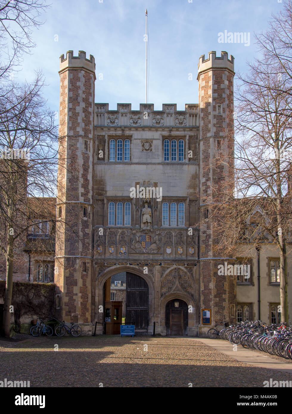 Trinity College Große Tor, Cambridge, Großbritannien, 12. Februar 2018 Die im 16. Jahrhundert gebaut wurde, zeigt viele feine kunstvollen Schnitzereien und Figuren inklusive einer der Er Stockfoto