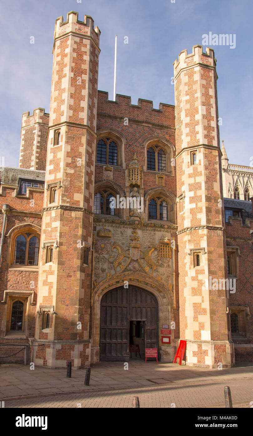 St John's College Große Tor, Cambridge, Großbritannien, 12. Februar 2018 Die im 16. Jahrhundert gebaut wurde, zeigt viele feine kunstvollen Schnitzereien und Figuren und ist ein Major an Stockfoto