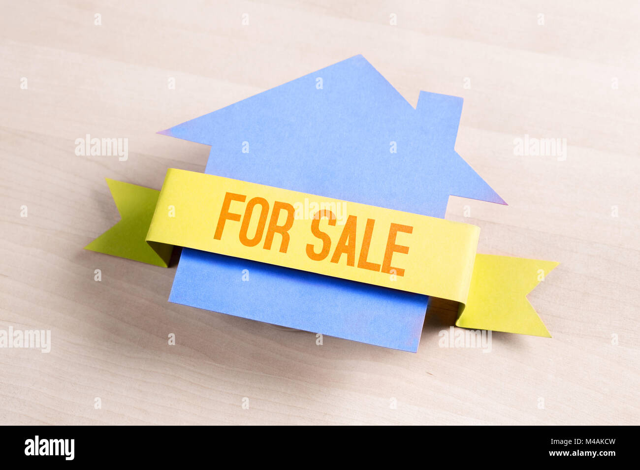 Haus zum Verkauf. Immobilien Business Konzept. Kauf und Verkauf von zu Hause. Cottage aus Pappe Papier auf Holz- Tabelle. Stockfoto