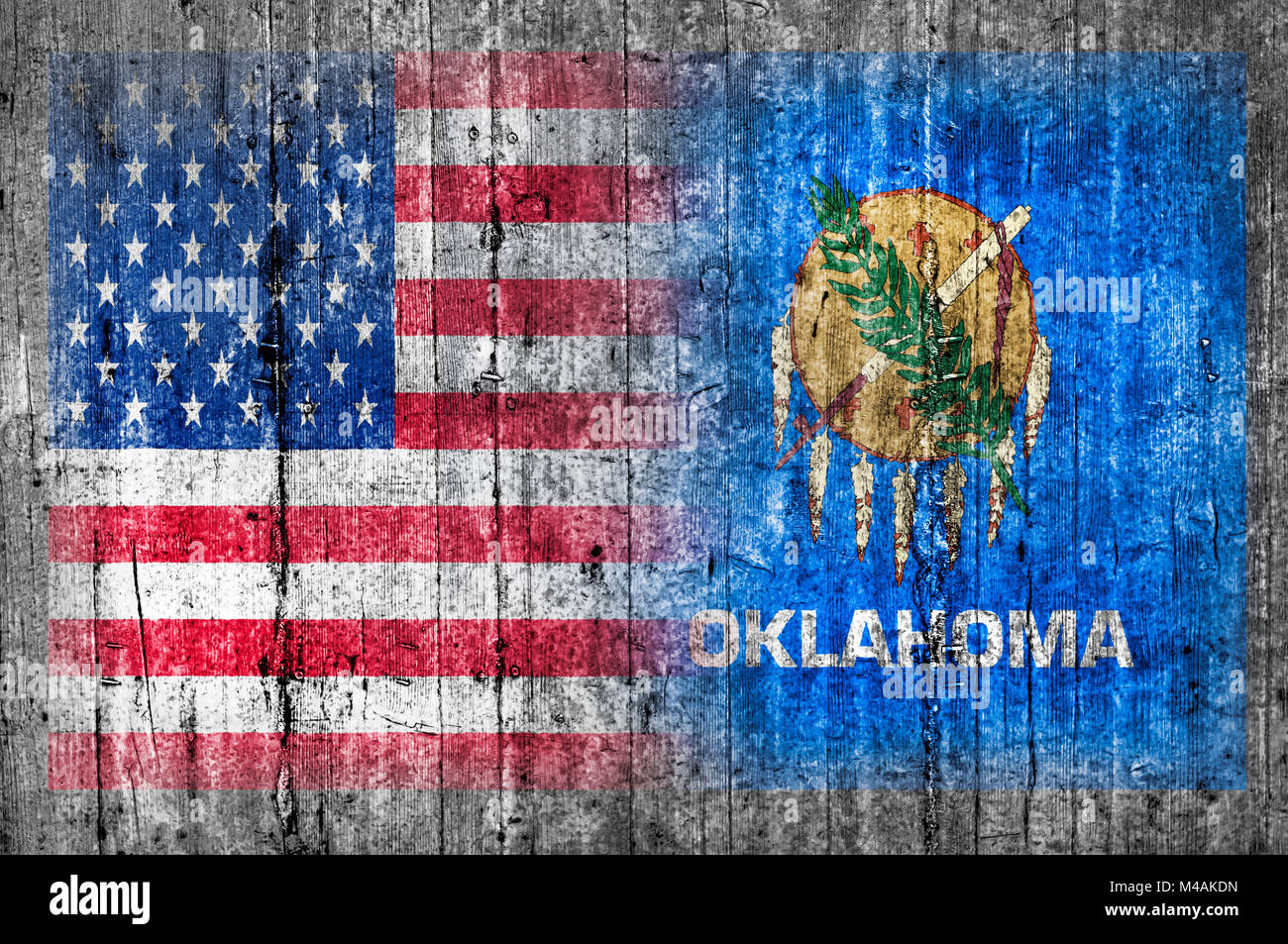 USA und Oklahoma Flag auf der Betonwand Stockfoto