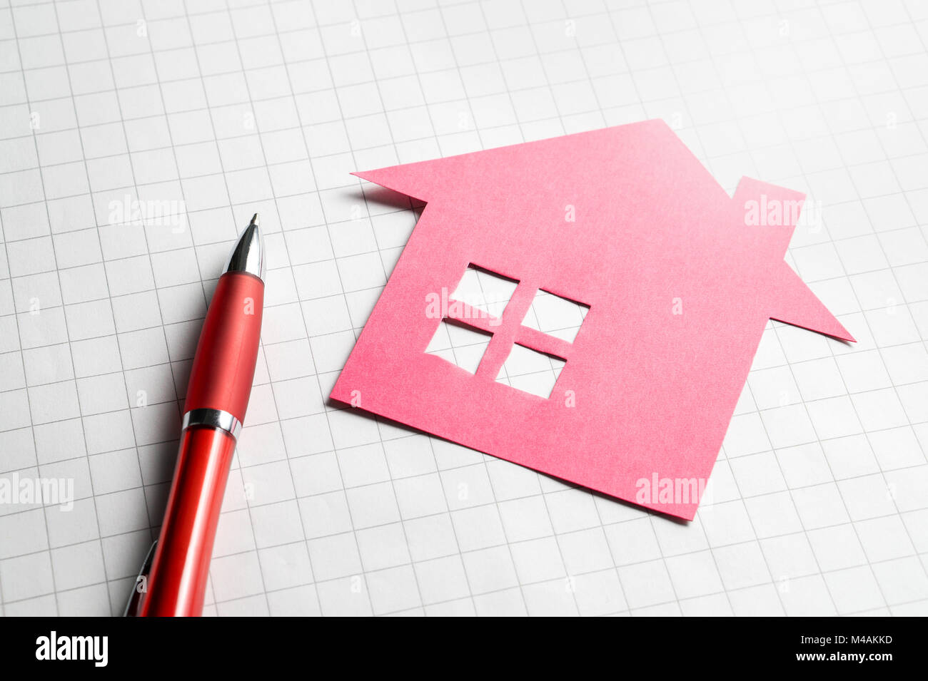 Immobilien und Verkauf oder Kauf von Wohnungen Konzept. Wohnung zum verkauf. Stift, Papier und Pappe Papier Haus. Stockfoto