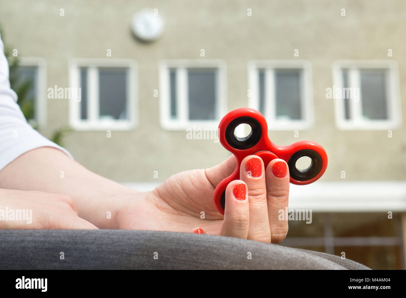 Teenage Mädchen spielen mit zappeln Spinner in der Pause oder Kabelbruch im Schulhof. Stockfoto