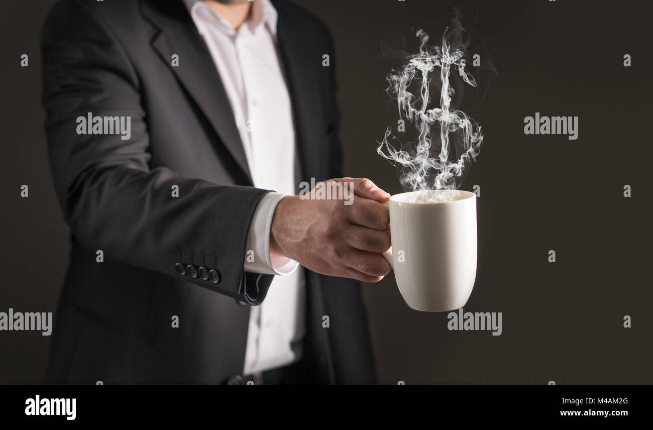 Dollarzeichen vom Kaffee Dampf. Rauch bilden eine Geld-Symbol. Business Mann im Anzug mit einem heißen Getränk in einem Becher und Tasse Tee. Stockfoto