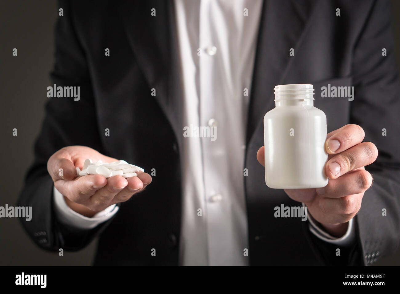 Pharmazeutische Vertreter, Berater oder Leiter Direktor oder Manager von Medizin Gesellschaft mit weißen Tabletten. Mann im Anzug holding Pillen und Medizin Stockfoto