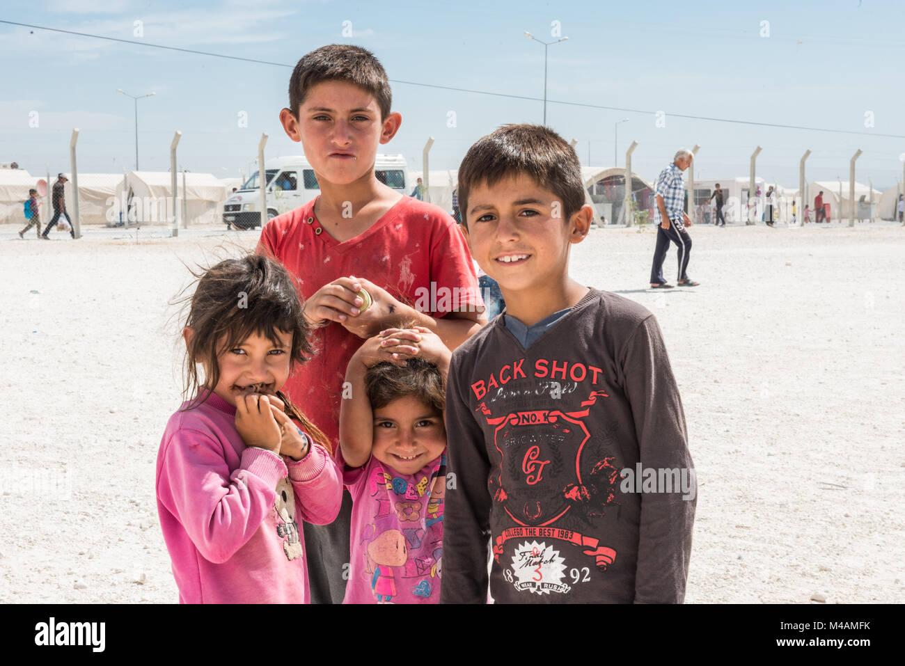 Un Grupo de niños Sirios en El Campo de refugiados de Suruç, Provincia de Sanliurfa donde actualmente Hay más de 100 000 refugiados de Los más de 2,7 millones en total que se encuentran en Turquía, según Datos de ACNUR. Stockfoto