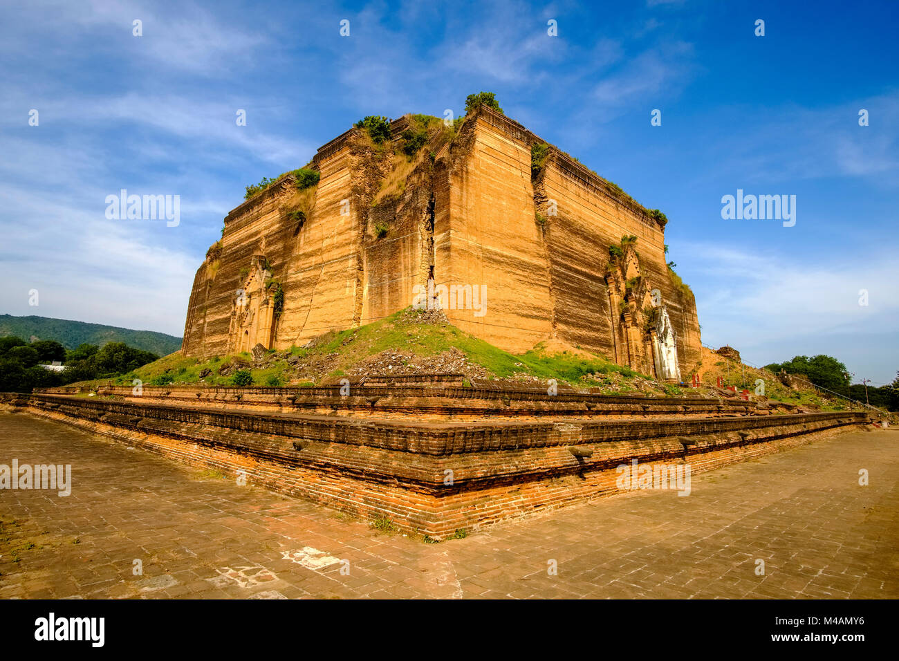 Die gebrochene Ziegel Basis der unvollendete Mingun Paya Pagode in Mingun Stockfoto