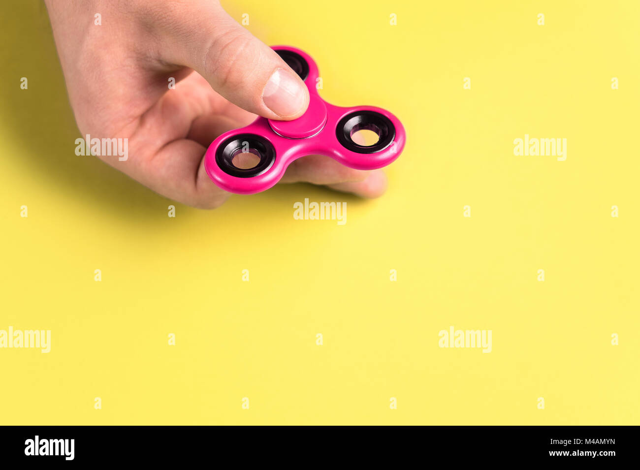 Fidget Spinner in der Hand. Farbenfrohe trend toy Konzept mit kopieren. Stockfoto