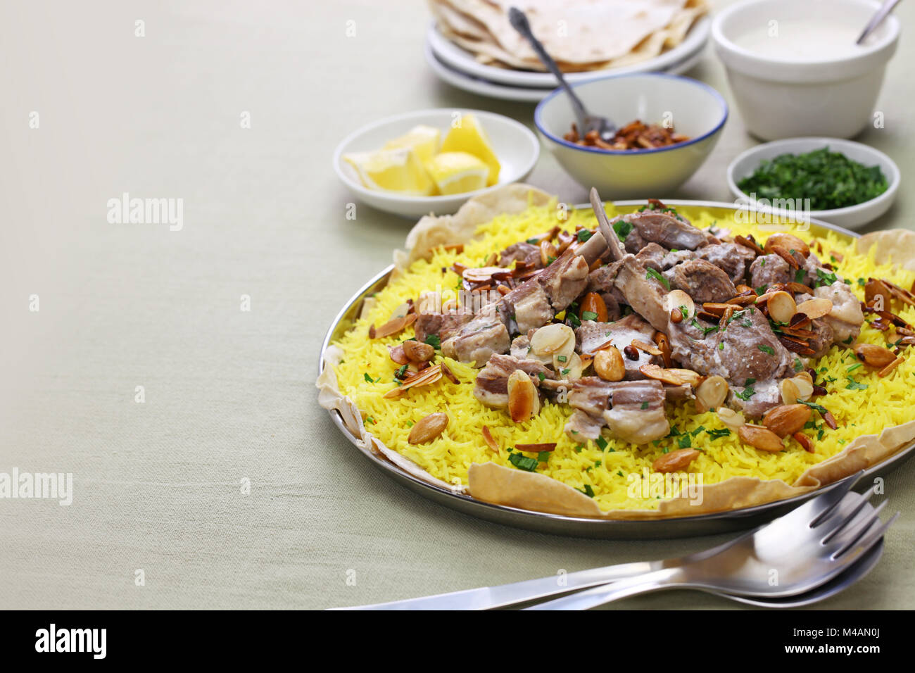 Mansaf ist ein traditionelles arabisches Gericht aus Lamm in einer ...