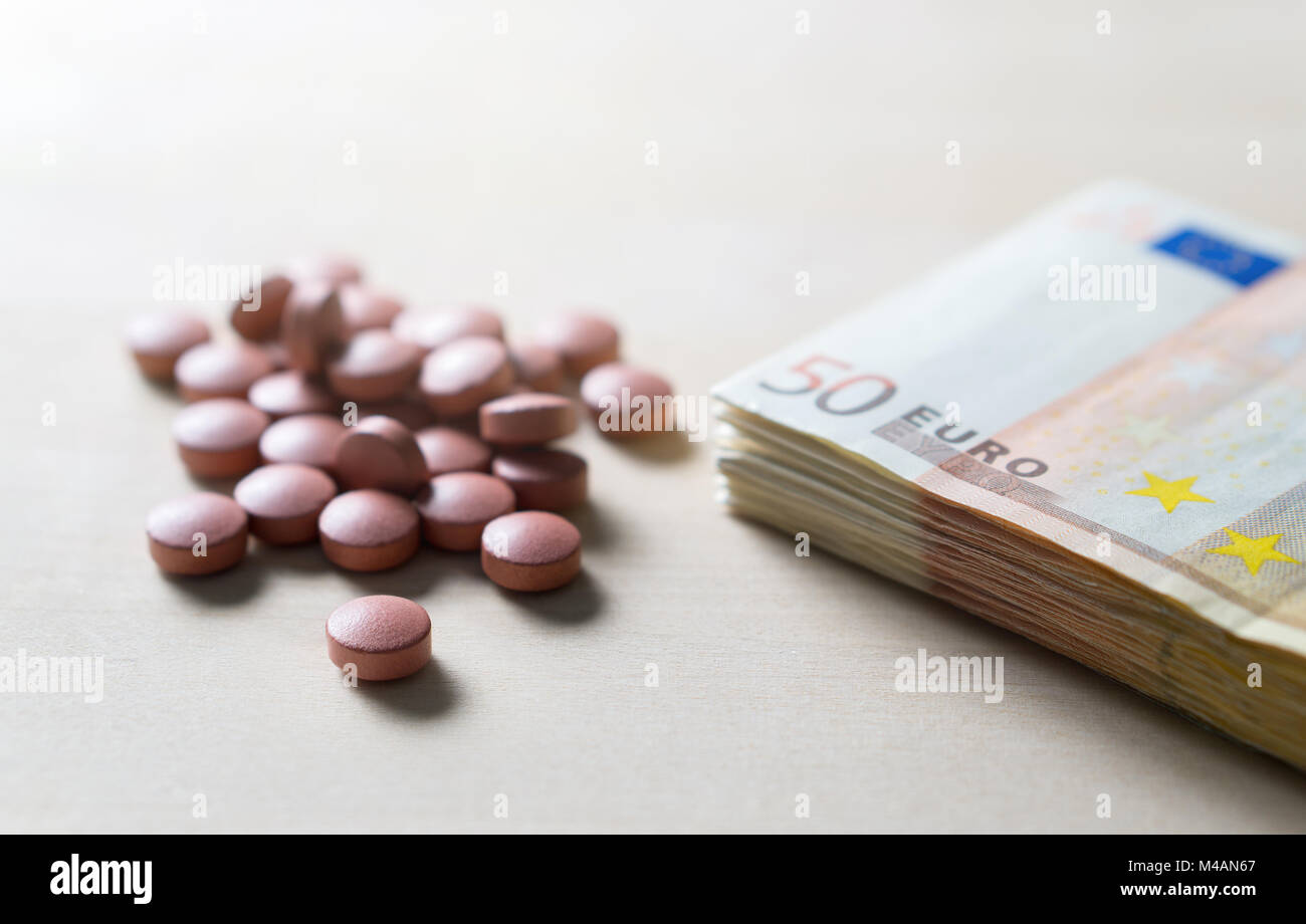 Medical Business oder Preise Konzept. Geld verdienen in der pharmazeutischen Industrie oder Hohe medizinische Kosten. Auch Drogenhandel, Händler oder Handel. Stockfoto
