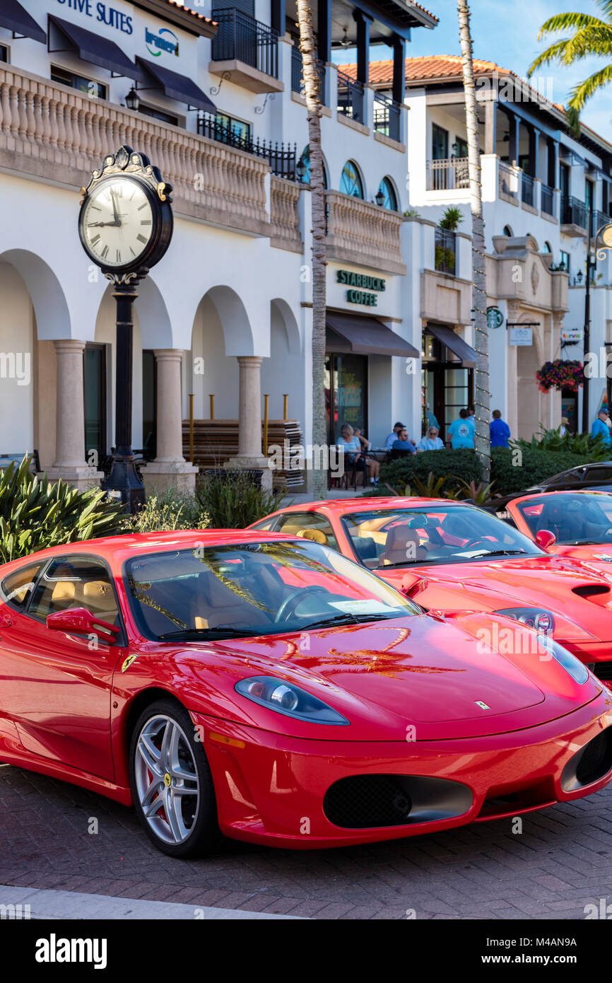 Rote Ferraris auf Anzeige bei "Autos am 5. th'Autoshow, Naples, Florida, USA Stockfoto