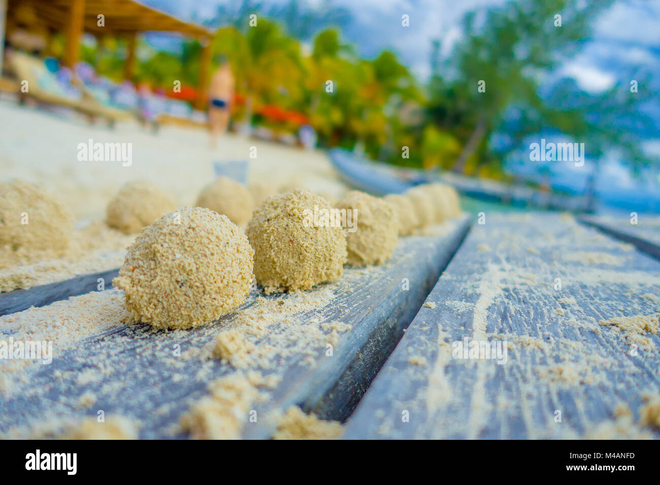 Nahaufnahme des selektiven Fokus der kleinen Kugeln aus Sand nach krabben Mittagessen über eine Holz- struktur in den Strand von Isla Mujeres in Mexiko Stockfoto