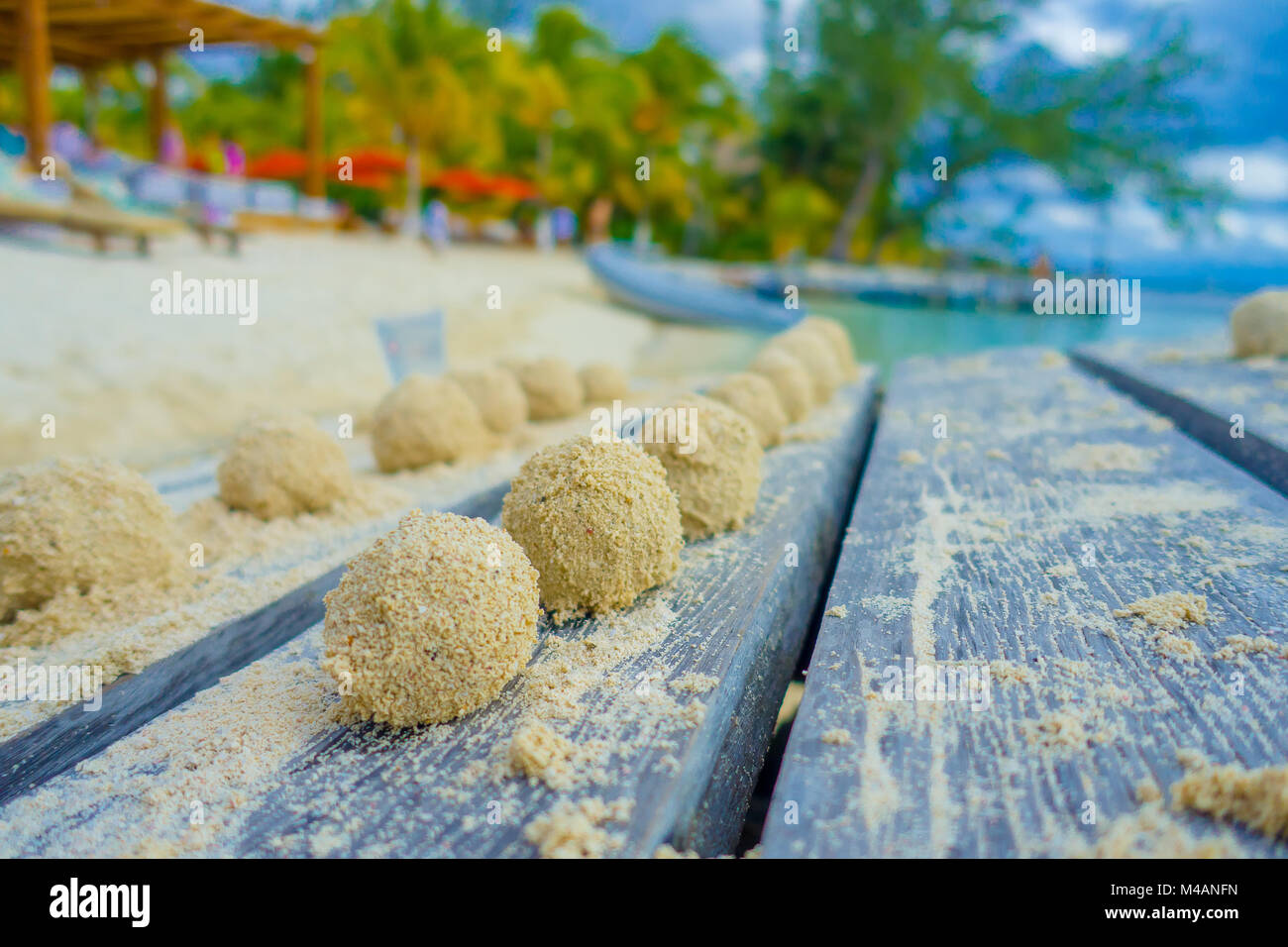 Nahaufnahme des selektiven Fokus der kleinen Kugeln aus Sand nach krabben Mittagessen über eine Holz- struktur in den Strand von Isla Mujeres in Mexiko Stockfoto