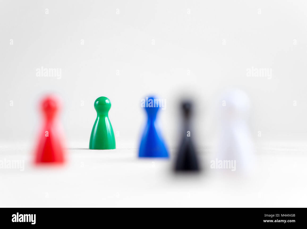 Viele Brettspiel Bauern auf Tabelle, selektiver Fokus auf dem Grün. Es mutig, sich selbst und Originalität Konzept. Vielfalt und Toleranz. Stockfoto