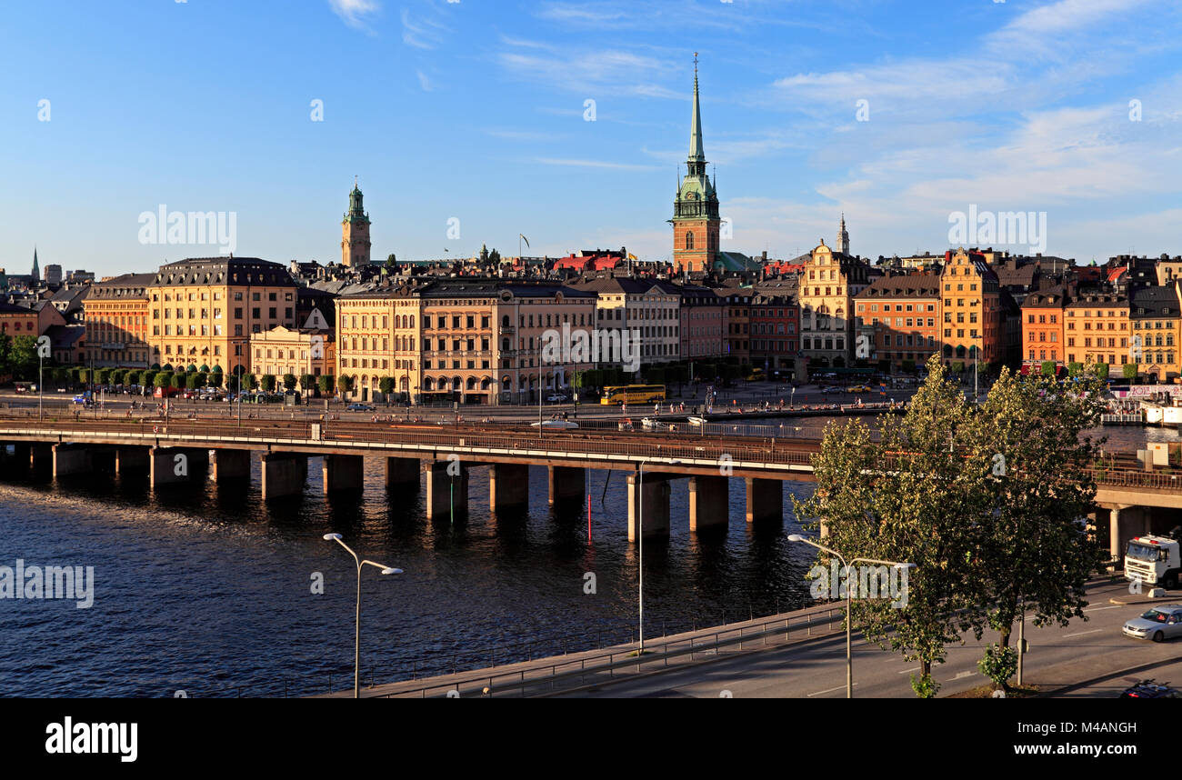 Stockholm/Schweden - vom 05.08.2013 01:Altstadt Gamla Stan mit Tyska Kyrkan-XVII Jahrhundert St. Gertrud Kirche und Centralbron Brücke Stockfoto