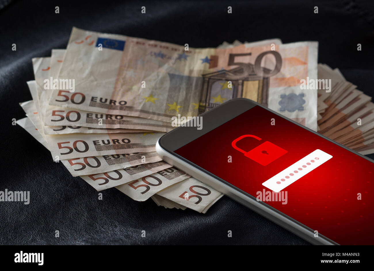 Gehackt. Cyber Security und mobile hacking Konzept. Smartphone und eine Menge Geld und 50 Euro Rechnungen. Online kriminellen Login zu persönlichen Informationen. Stockfoto