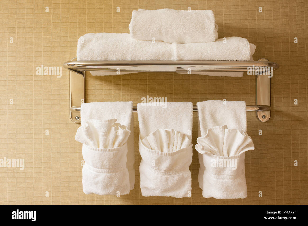 Gefaltete Handtücher in einem Hotel Zimmer Stockfoto