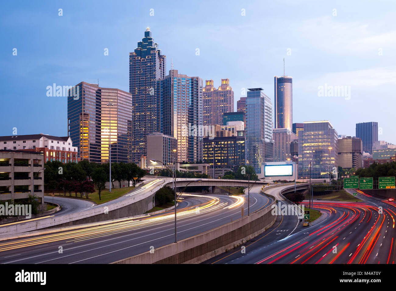 Verschwommen Auto Lichter auf dem Freeway in der Innenstadt von Atlanta, Georgia, USA Stockfoto