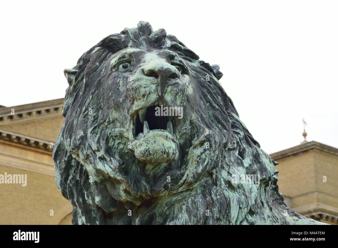 Statue des Lions Head vor Herrenhaus Stockfoto