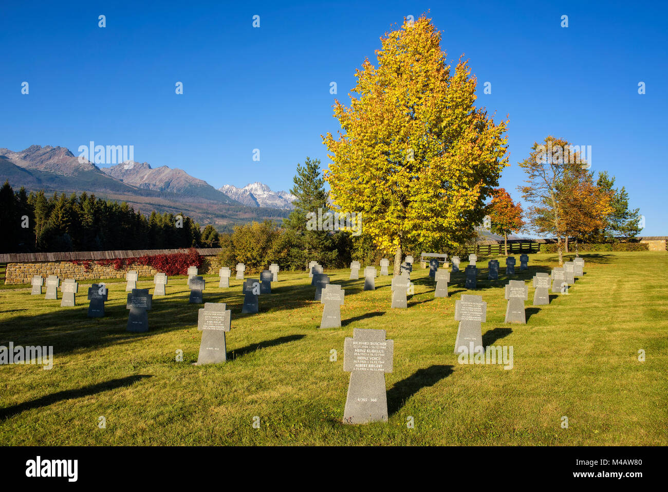 Deutschen Soldatenfriedhof mit Hohen Tatra Gebirge im Hintergrund Stockfoto