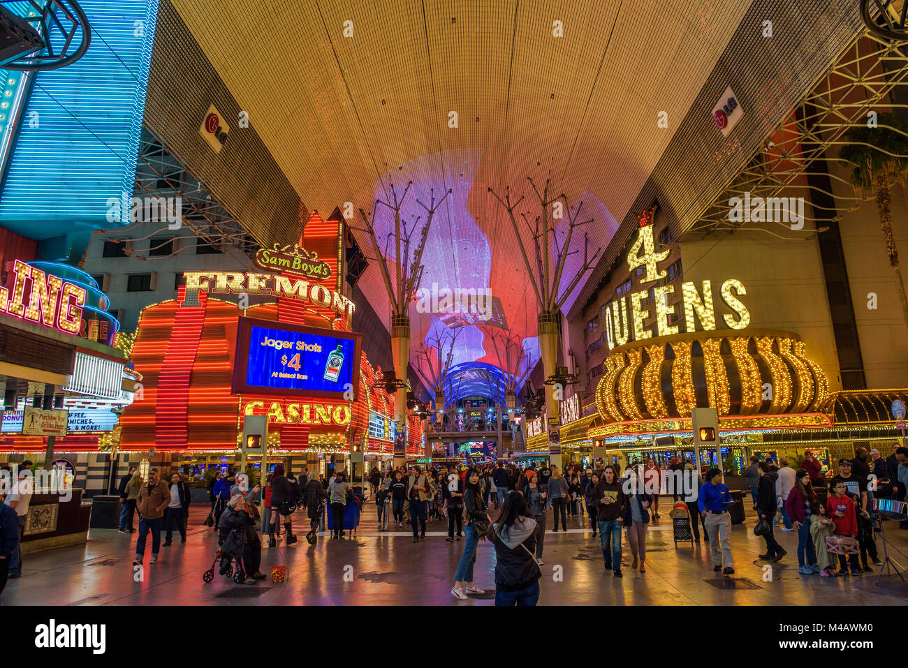 Fremont Street mit vielen Neonröhren und Touristen in Las Vegas Stockfoto