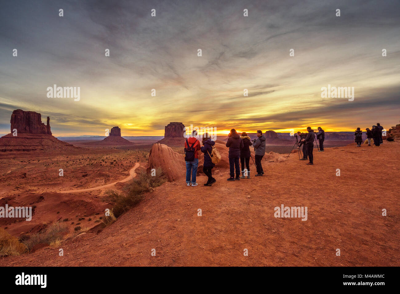 Touristen beobachten Sonnenaufgang über dem Monument Valley Stockfoto
