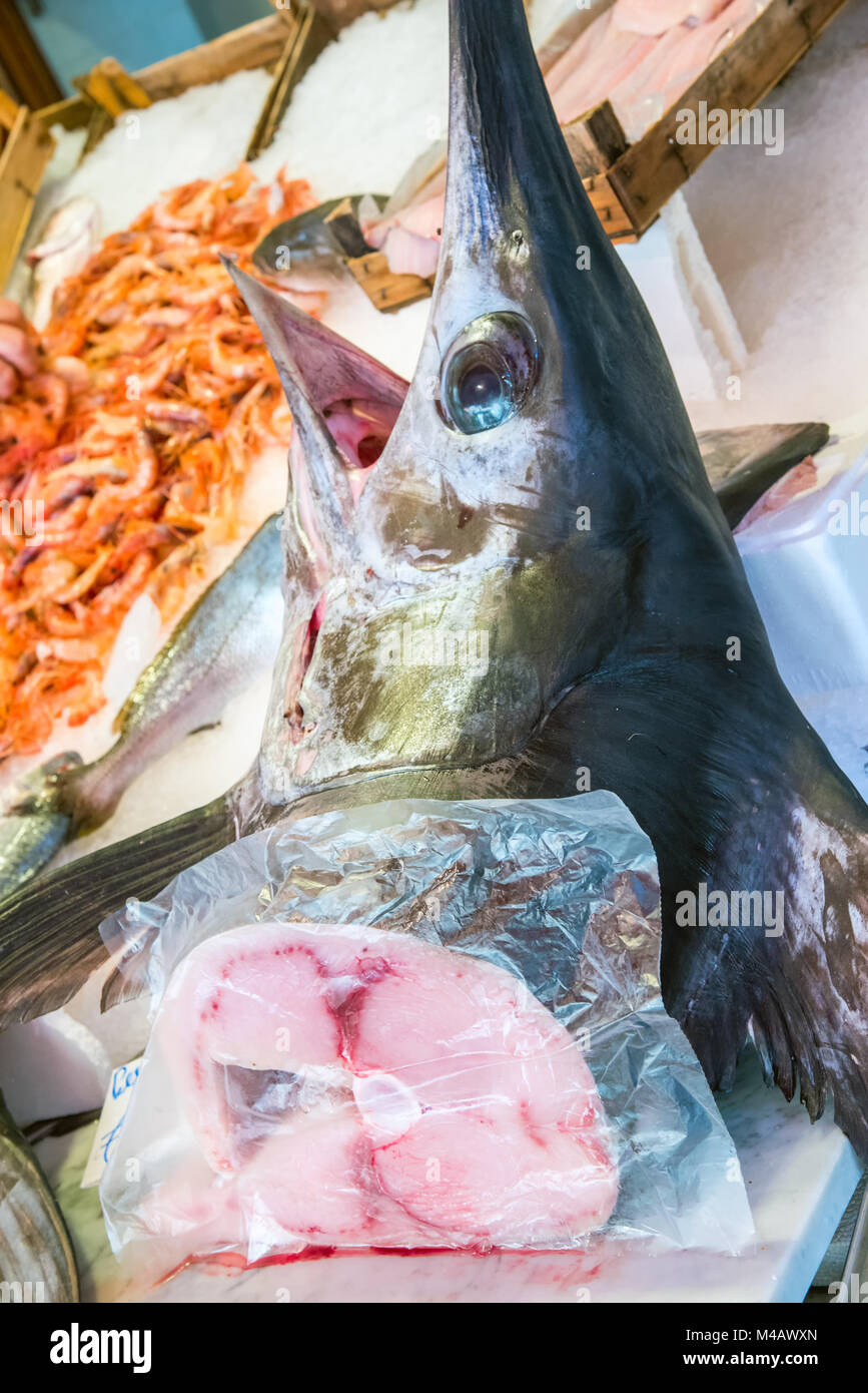Schwertfisch zum Verkauf auf einem Markt in Palermo, Sizilien Stockfoto