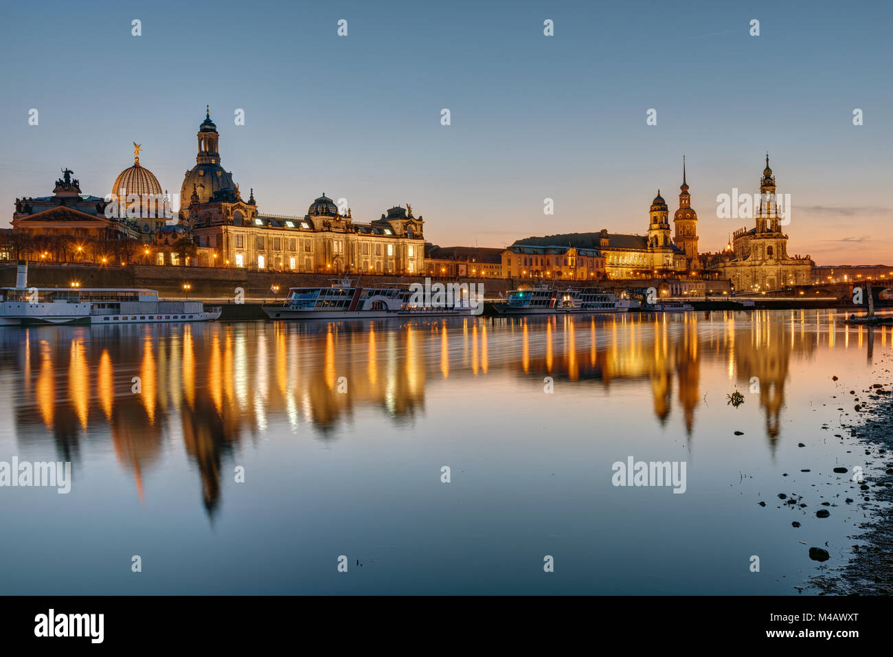 Die Skyline von Dresden und die Elbe bei Sonnenuntergang Stockfoto