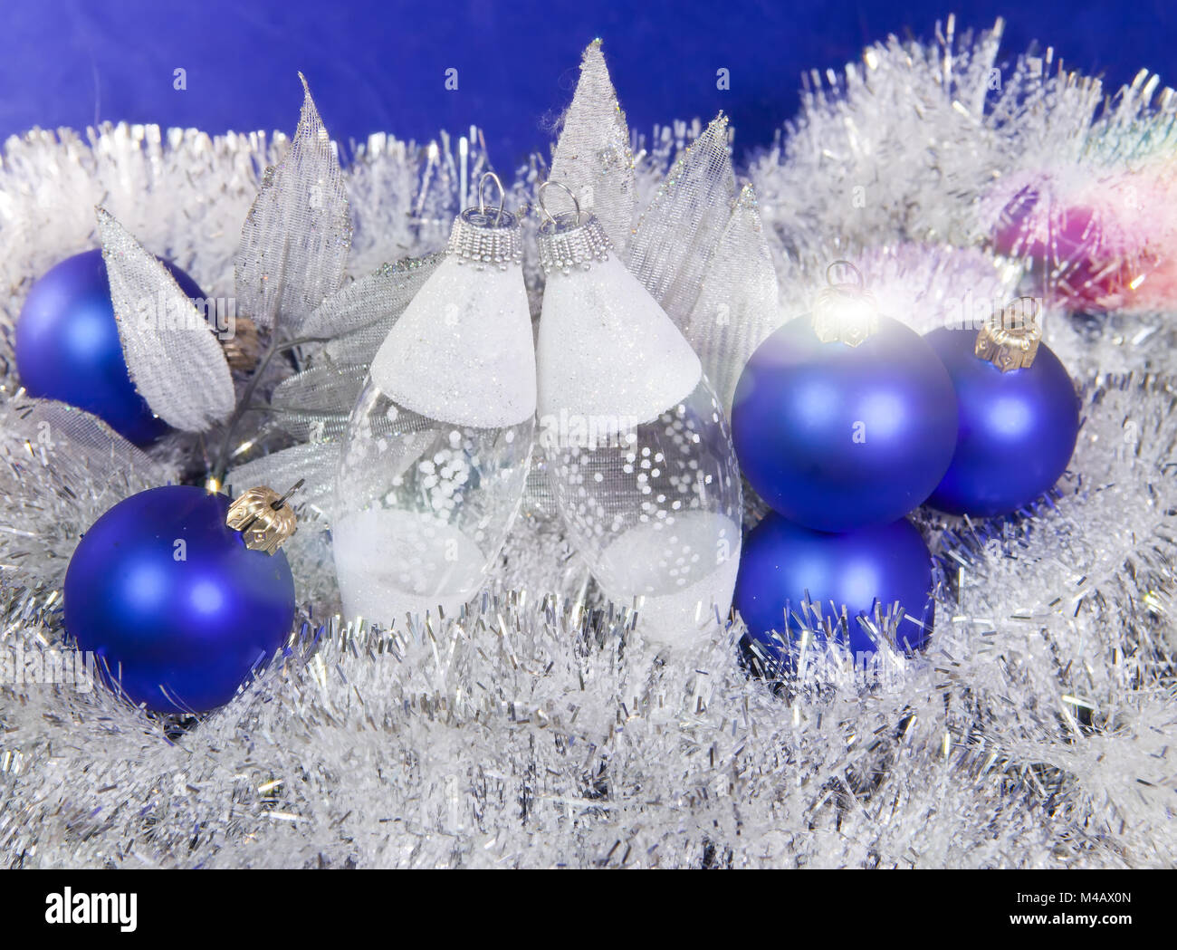 Blaue Neujahrs Kugeln und Lametta auf blauem Hintergrund Stockfoto