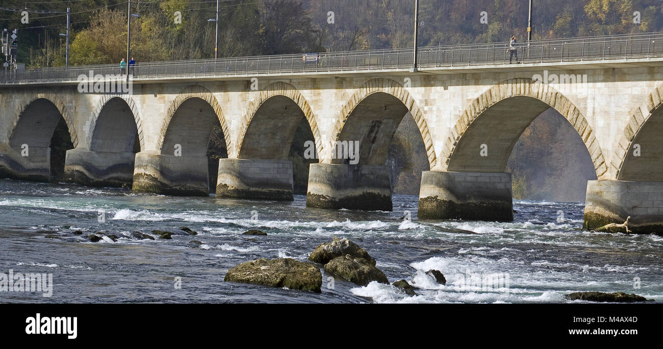 Eisenbahnbrücke in der Nähe von Schaffhausen am Rheinfall, Schweiz Stockfoto