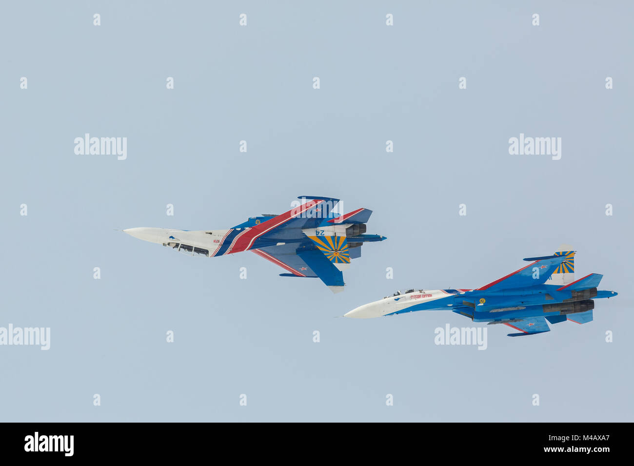 Kämpfer Suchoi Su-27 zeigen Kunstflug bei einer Airshow russische Ritter. Stockfoto