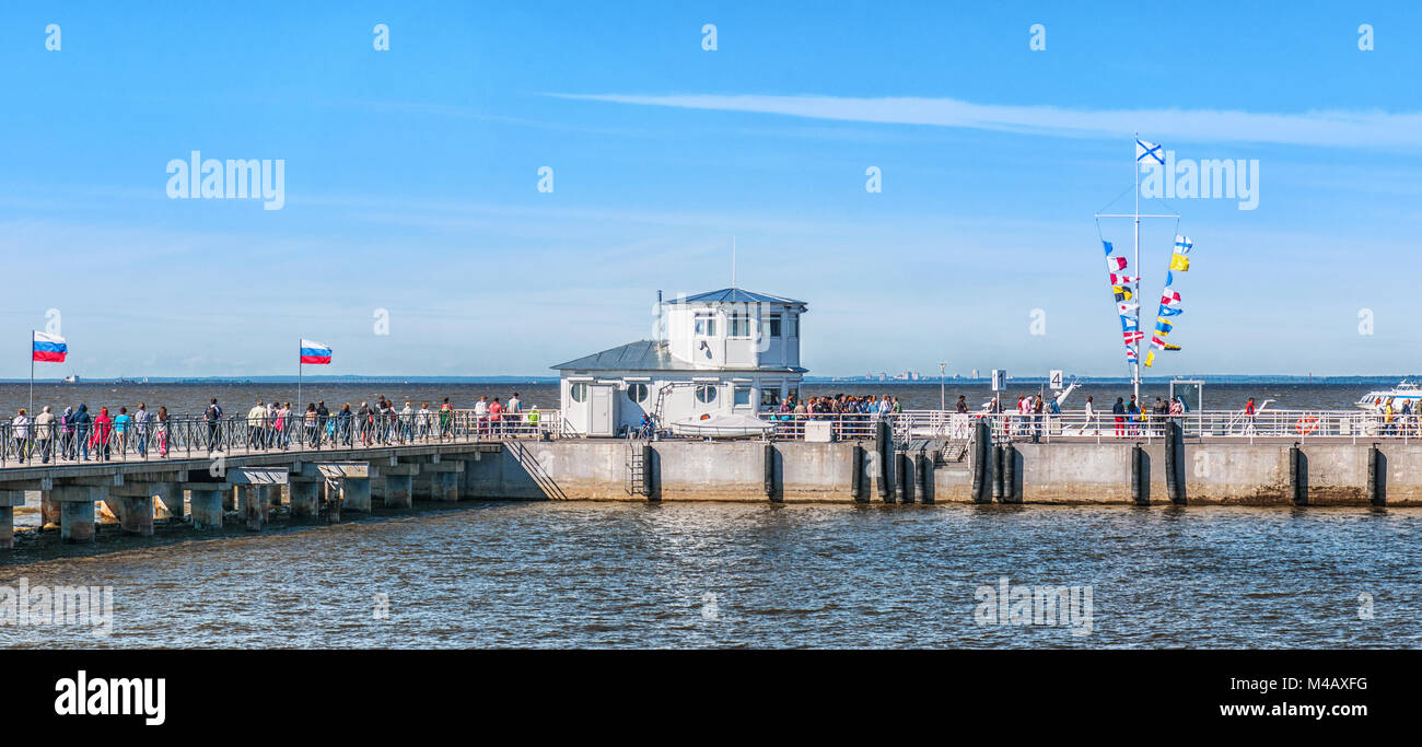Meteor Schnellboot Erwartung für die Abfahrt im Hafen. PETERHOF, Russland. Stockfoto