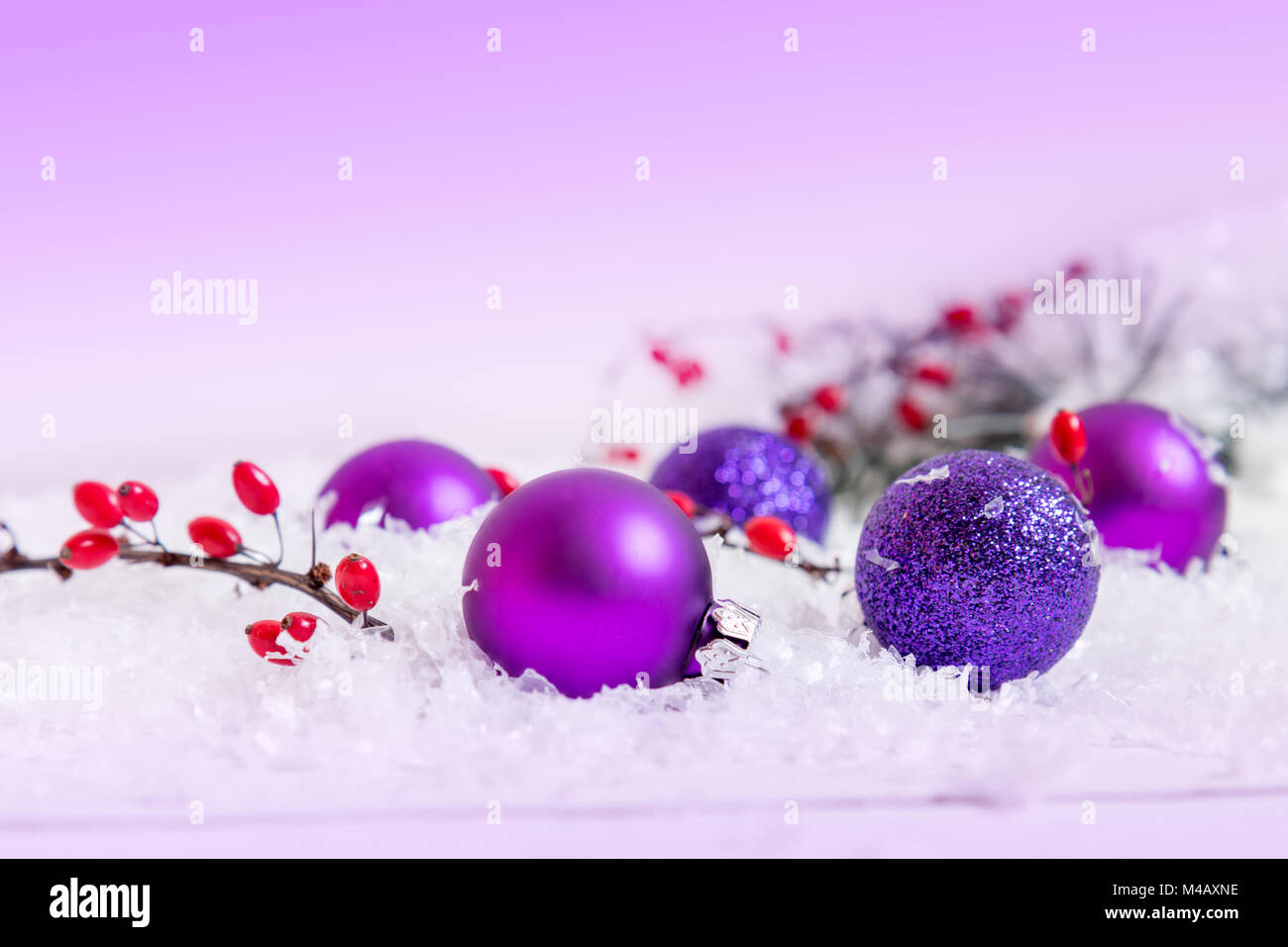 Weihnachten und neues Jahr Kugeln auf hellen Hintergrund Stockfoto