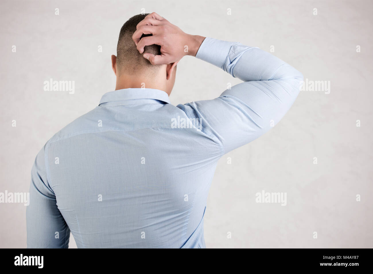 Mann mit der Hand im Kopf Stockfoto