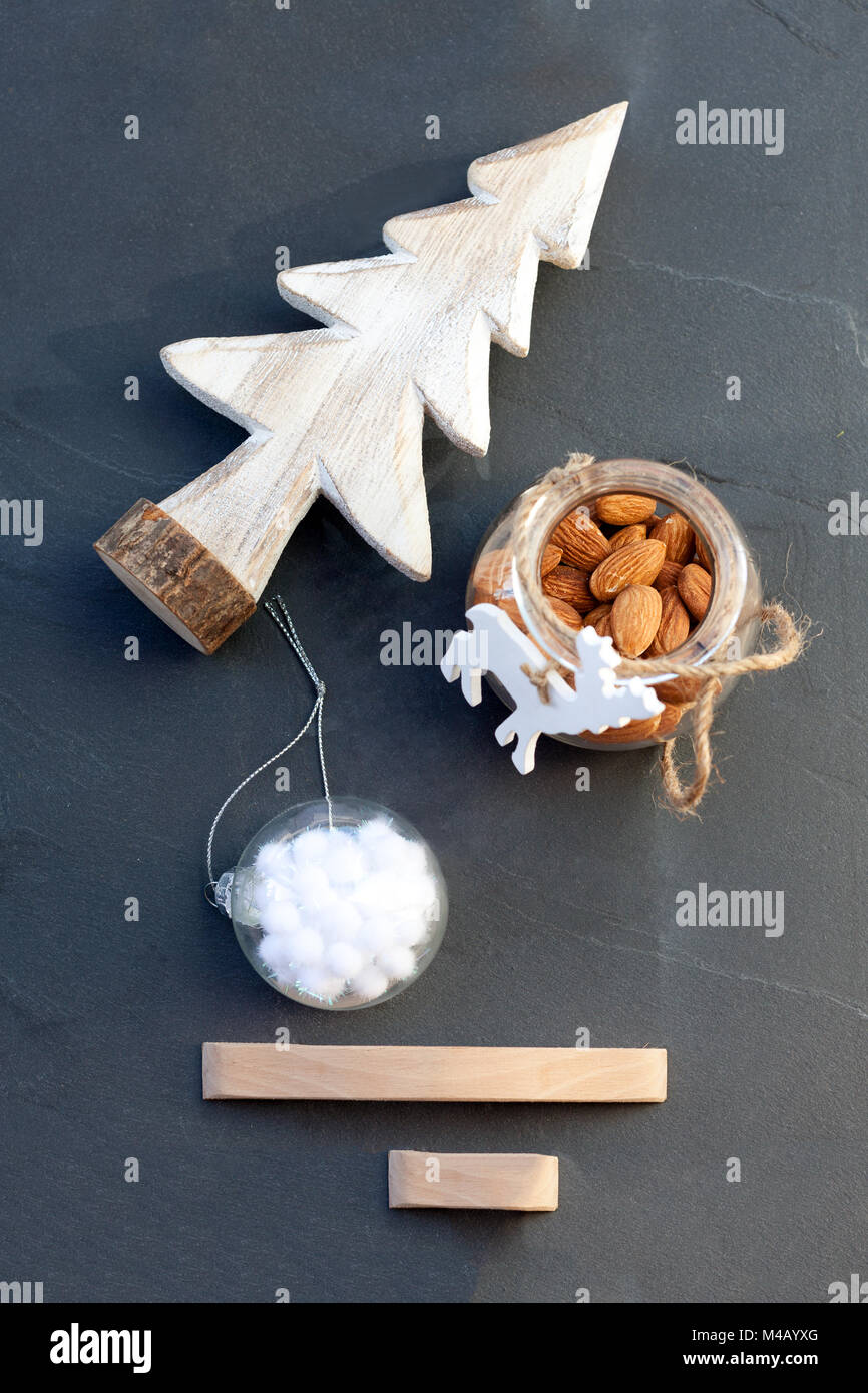 Weihnachten-Symbole inklusive Weihnachtsbaum, Mandeln und Spielzeug Stockfoto