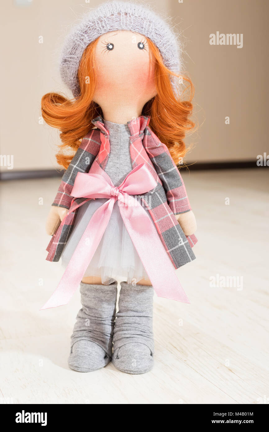 handgemachte Puppe mit roten Locken Stockfoto