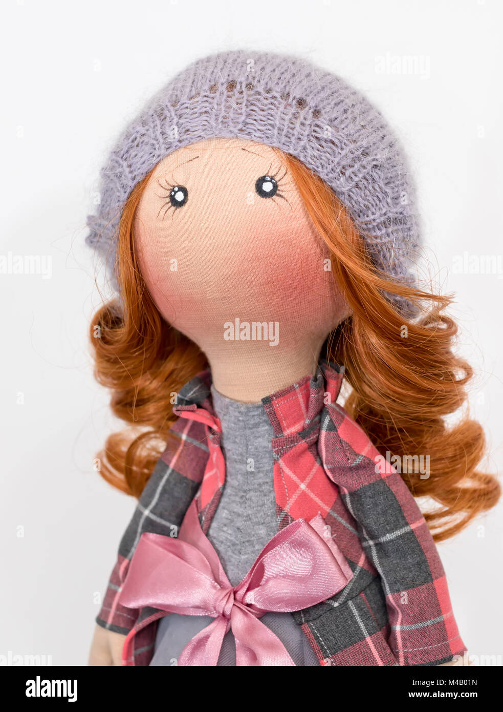 handgemachte Puppe mit roten Locken Stockfoto