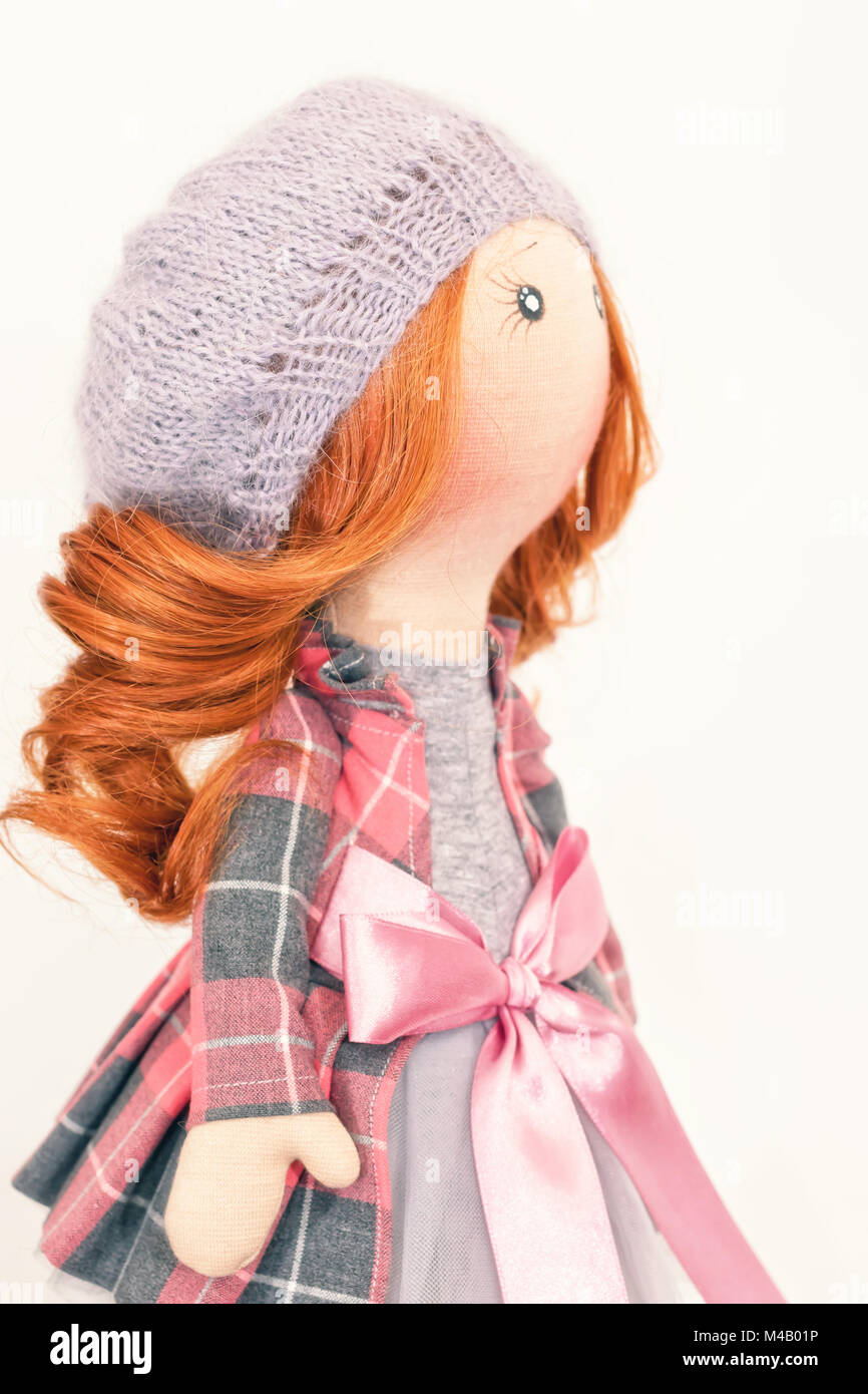 handgemachte Puppe mit roten Locken Stockfoto