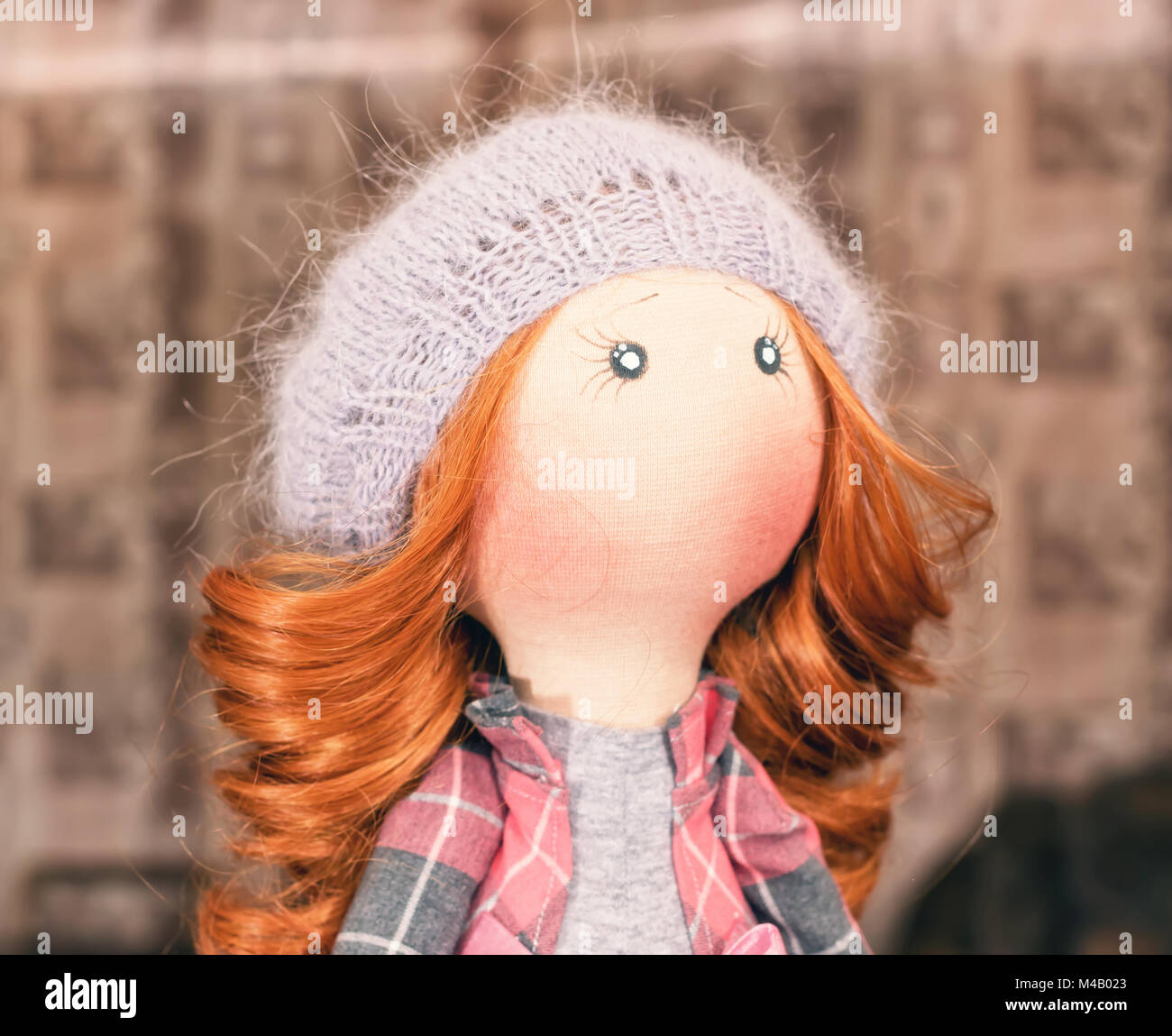 handgemachte Puppe mit roten Locken Stockfoto