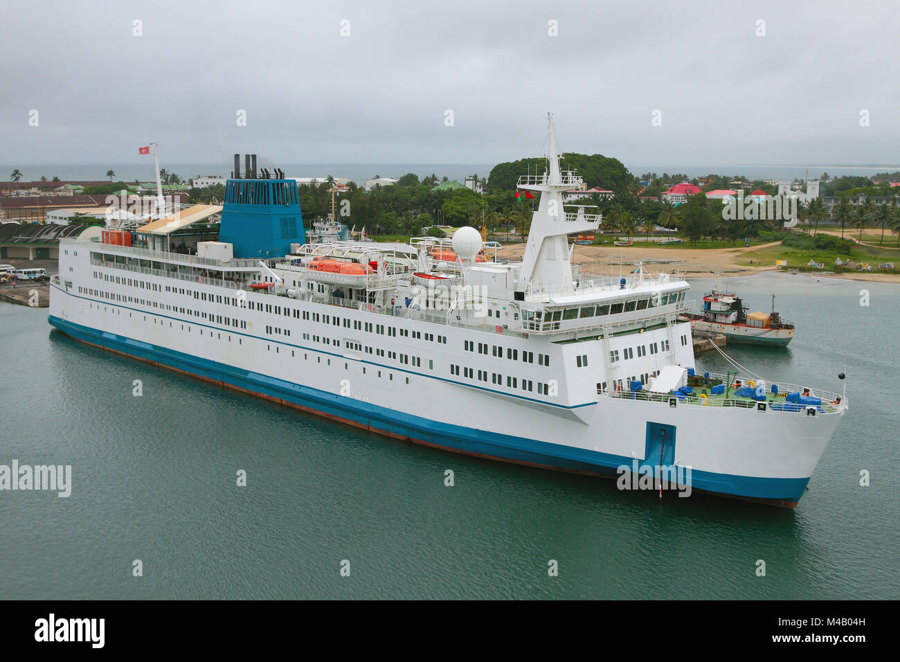 Cargo - Passagierschiff im Seehafen. Toamasina, Madagaskar Stockfoto