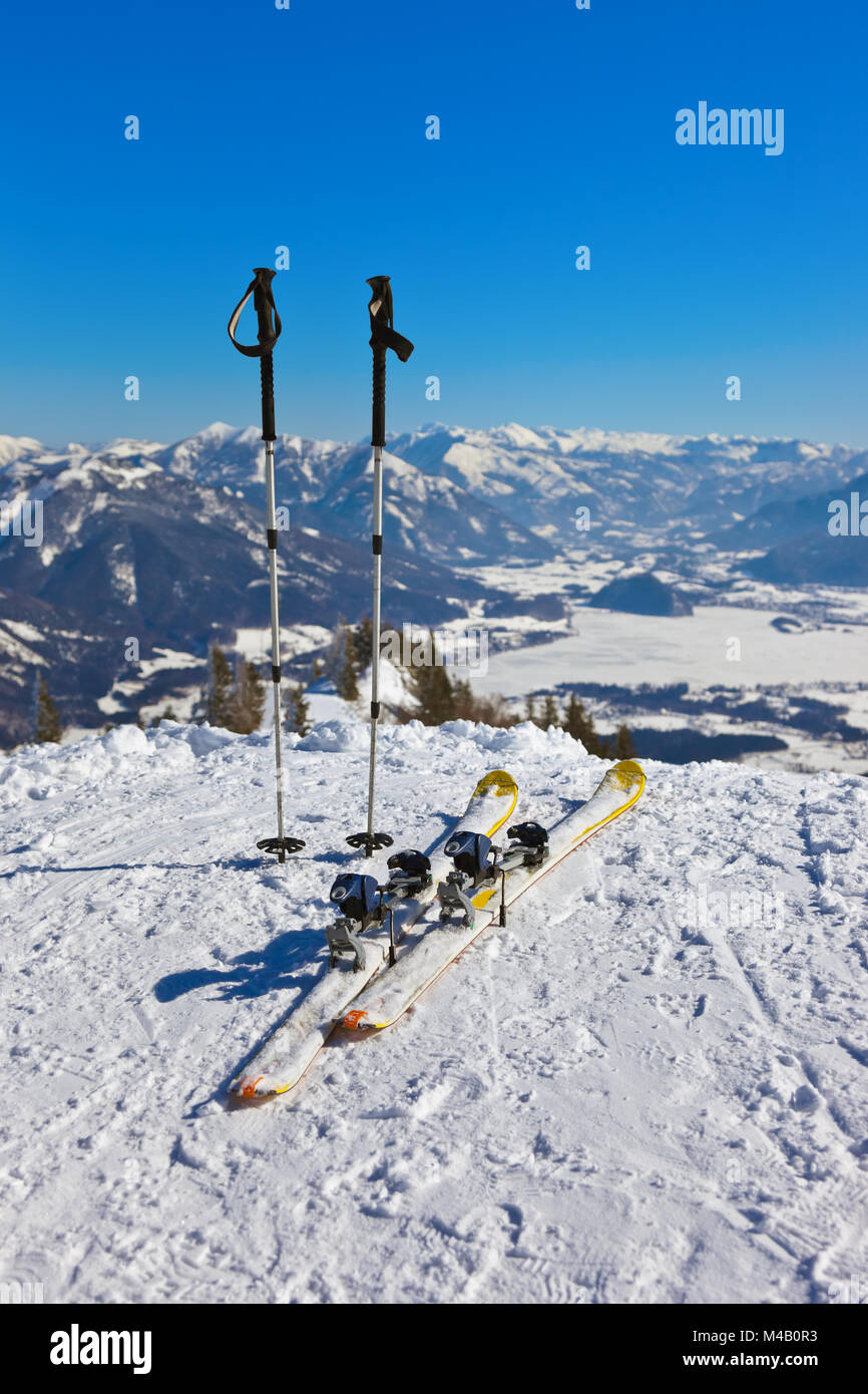 Berge-Ski und Skistöcke - St. Gilgen Österreich Stockfoto