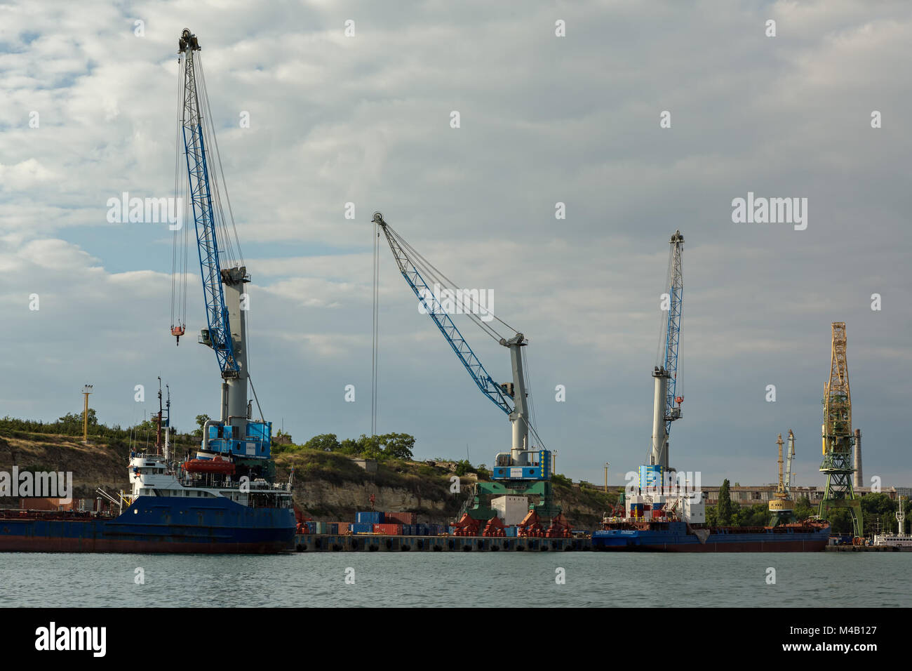 Schwimmende Krane Stapler in der Bucht des Schwarzen Meeres. Stockfoto